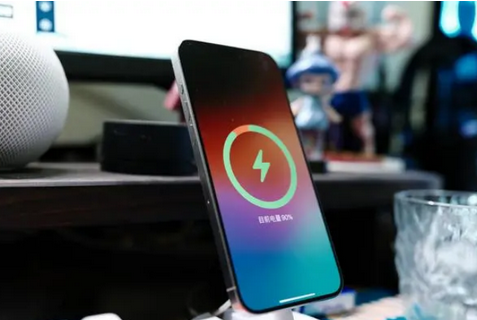 红山苹果15换屏服务分享用什么充电器给iPhone15充电更好 